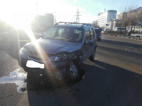 Три человека пострадали в аварии